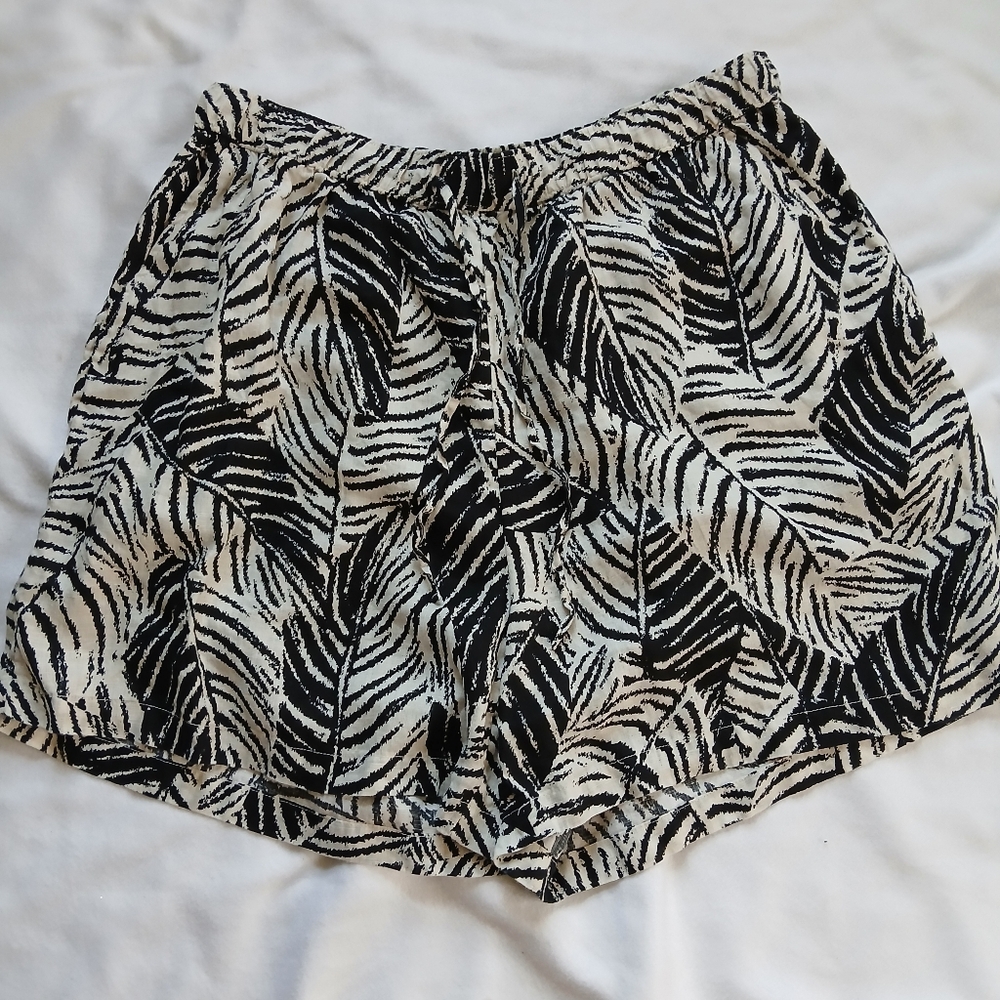 Cynthia Rowley 100% Linen Shorts in Black & White Leaf Pattern 1X